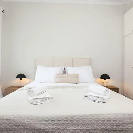 Apartament Emerald Escape, Sinarades