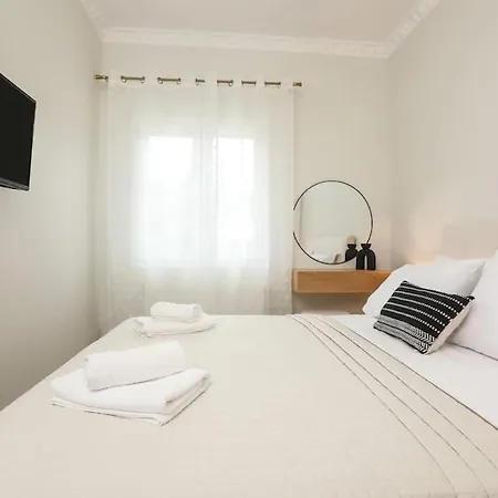 Apartament Emerald Escape, Sinarades